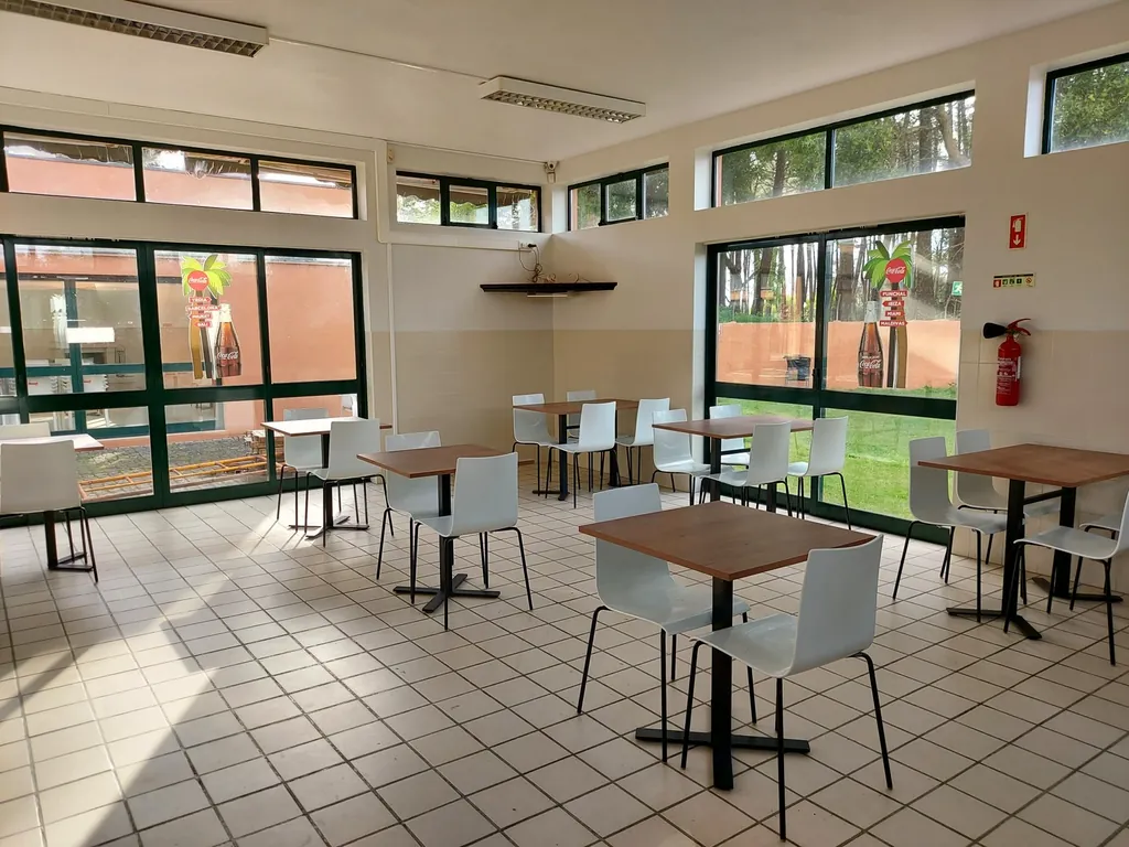 Restaurante o bar con mesas y sillas del Camping Belinho, Esposende (Braga)