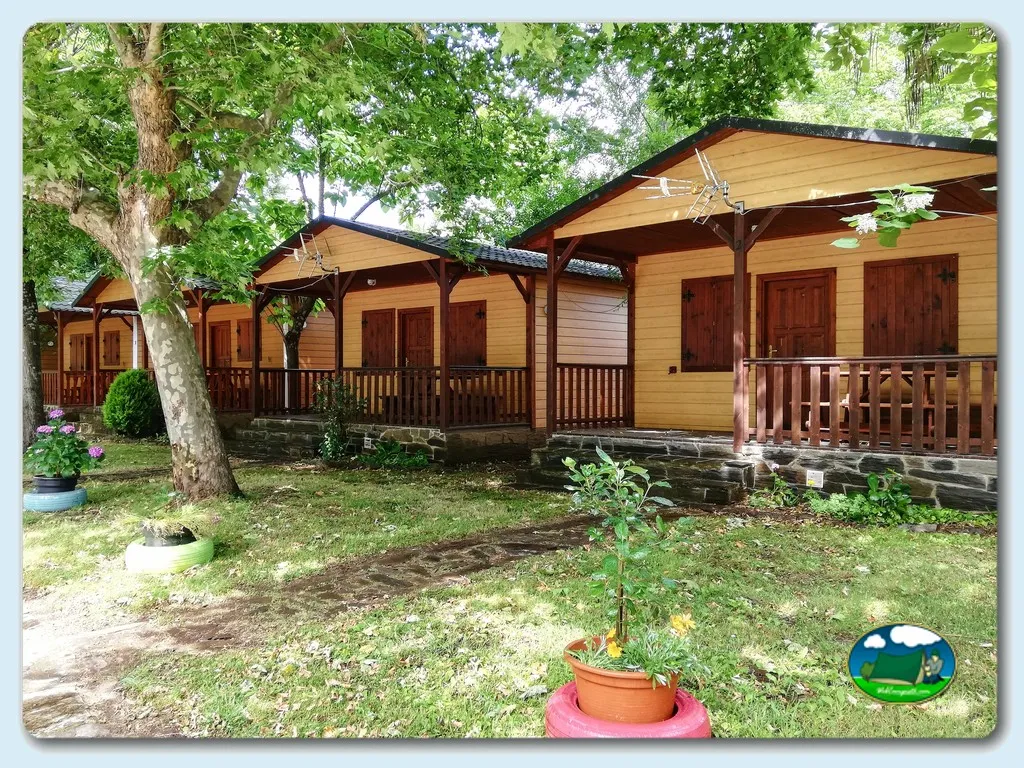 Bungalow de madera con porche y jardín arbolado del Camping Del Pino, Pinofranqueado (Cáceres)