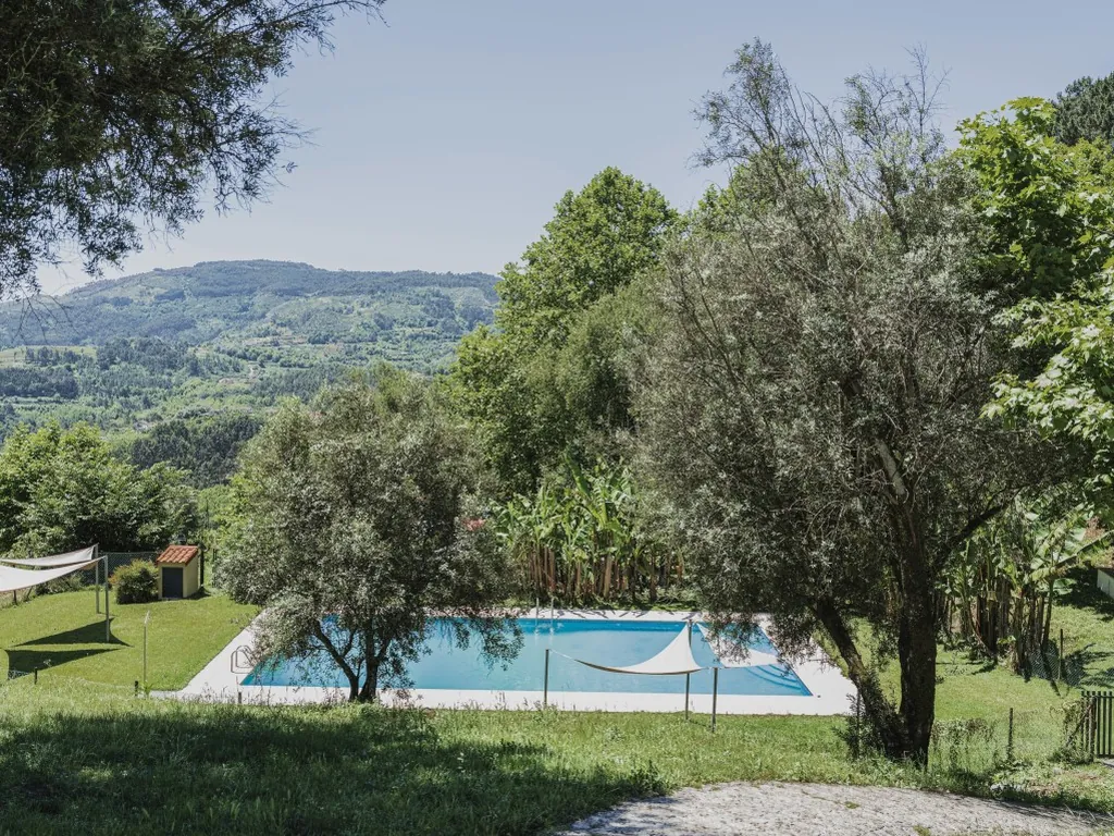 Piscina con vistas a la montaña del Camping Quinta Valbom, Celorico de Basto (Braga)