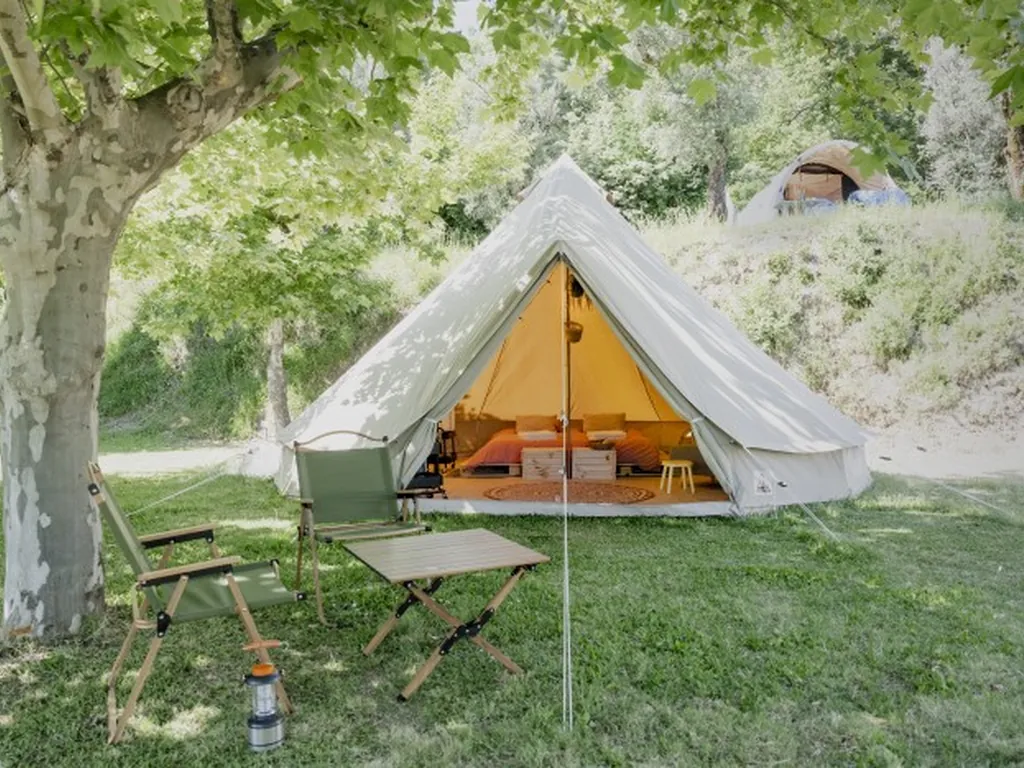 Glamping tienda de campaña con sillón bajo árbol del Camping Quinta Valbom, Celorico de Basto (Braga)