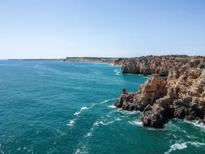 Playa junto al mar con acantilados del Camping Oasis Camp, Lagoa (Faro)