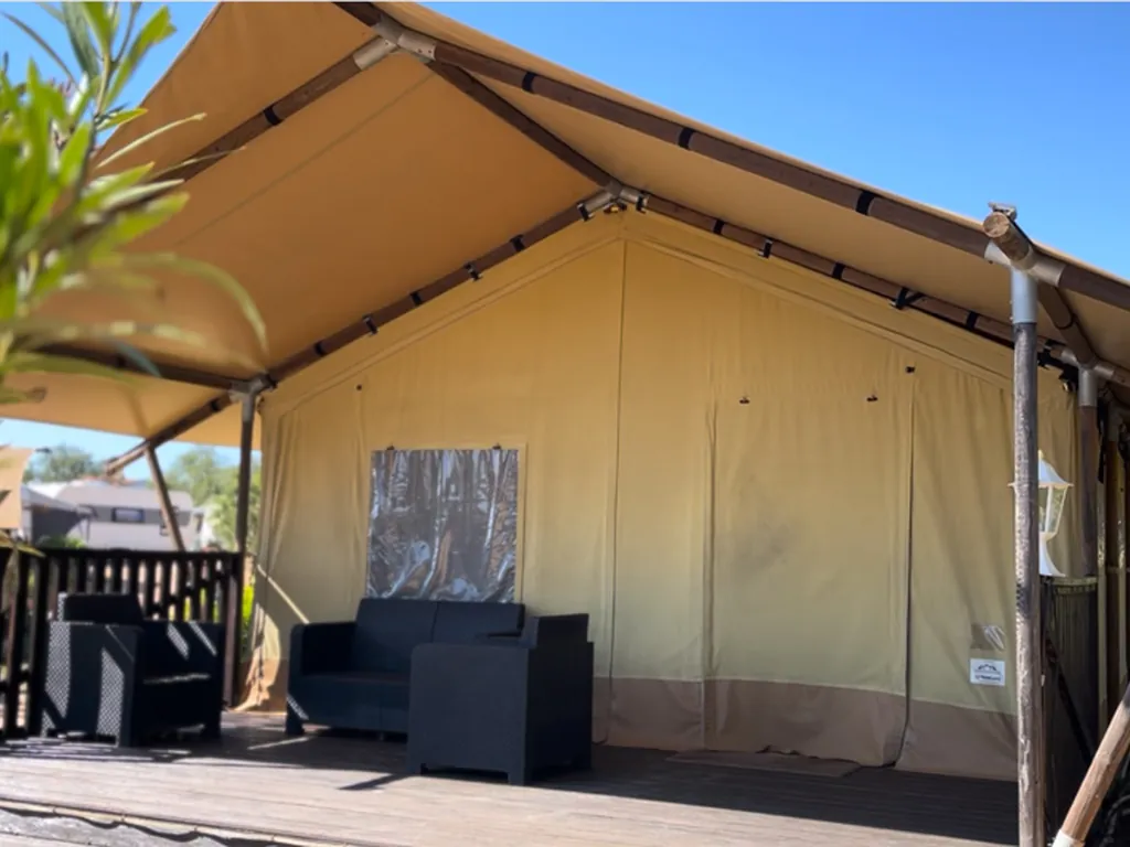 Glamping con terraza cubierta y mobiliario moderno del Camping Oasis Camp, Lagoa (Faro)