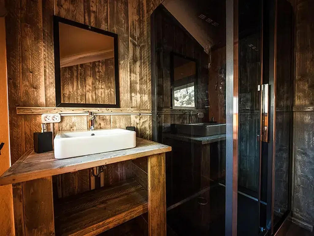 Glamping baño con ducha y lavabo de diseño del Camping Oasis Camp, Lagoa (Faro)