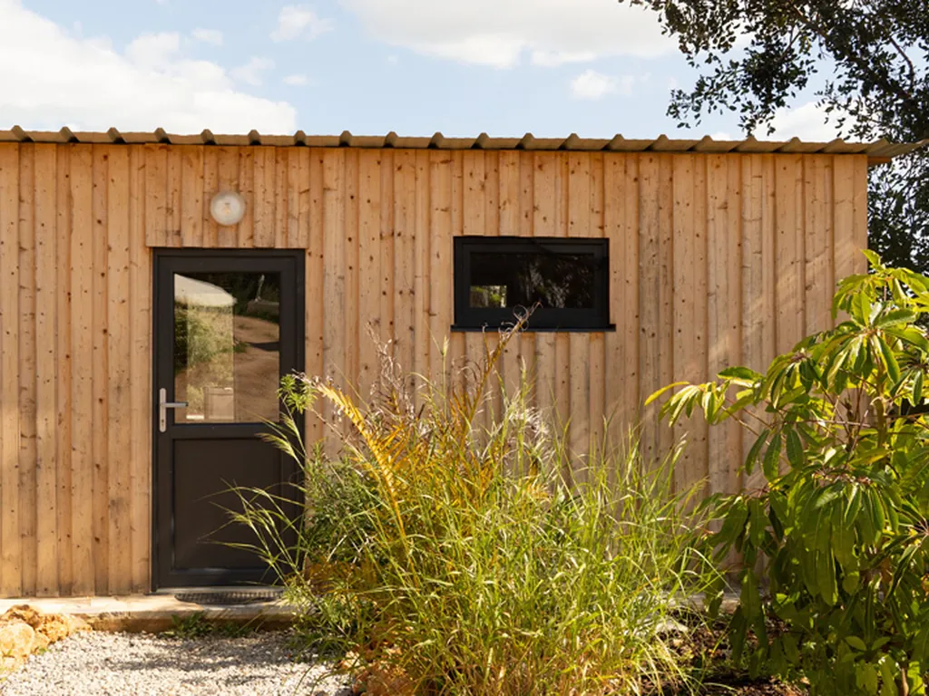 Glamping cabaña de madera con ventanas panorámicas del Camping Oasis Camp, Lagoa (Faro)