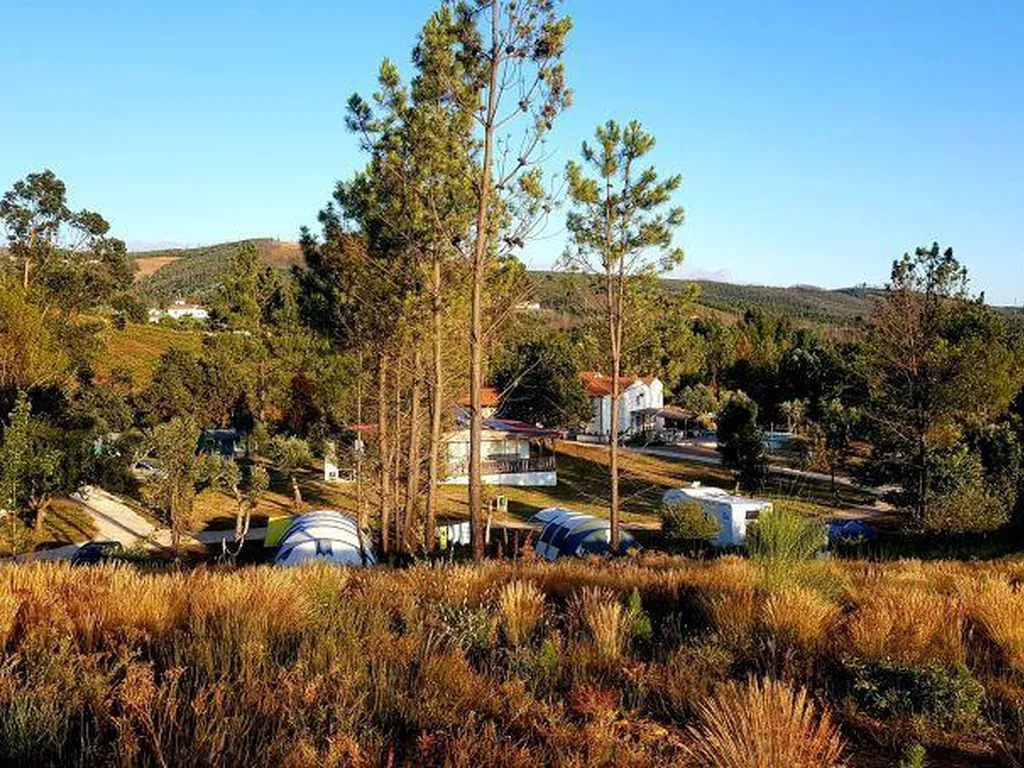 Sierra con parcelas y tiendas de acampada del Camping Quinta do Castanheiro, Castanheira de Pêra (Leiria)
