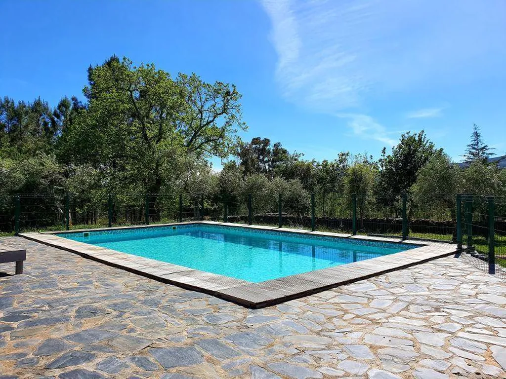Piscina con vistas a la montaña y arboleda del Camping Quinta do Castanheiro, Castanheira de Pêra (Leiria)
