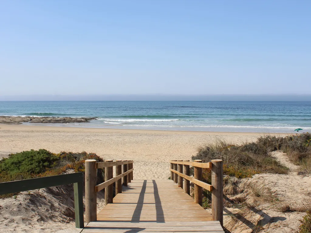 Playa junto al mar con pasarela de madera del Camping Urban Art by Campigir, Peniche (Leiria)