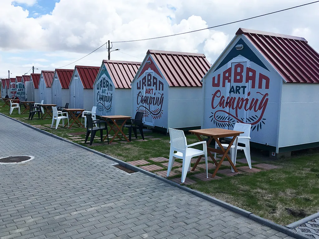 Glamping cabaña con techo rojo y terraza del Camping Urban Art by Campigir, Peniche (Leiria)
