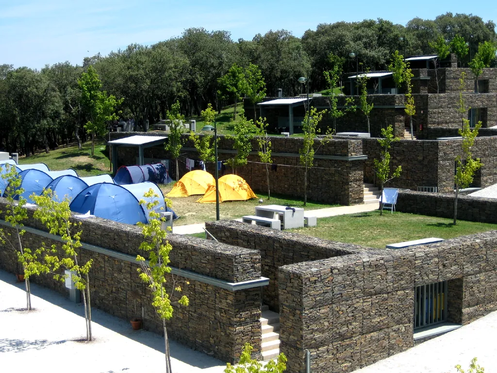 Parcela con tienda de acampada y glamping de piedra del Camping Mata do Cabo, São João da Pesqueira (Viseu)