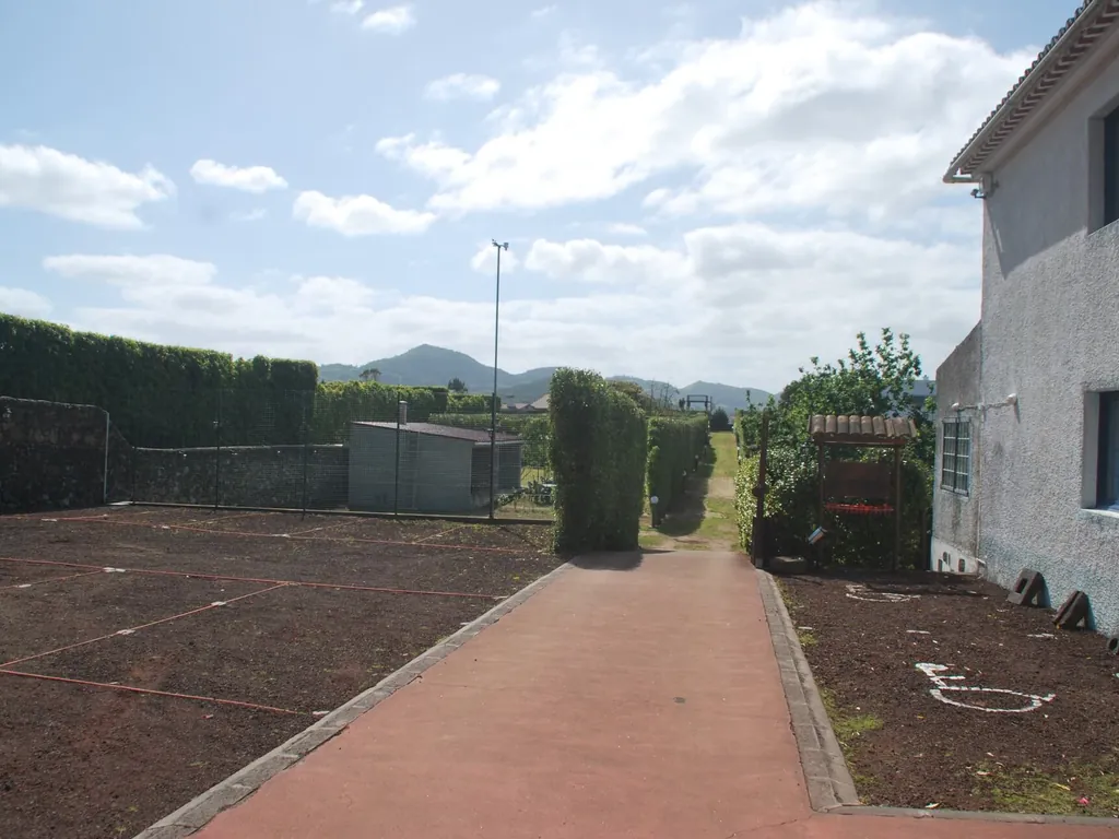 Camino con vistas a la montaña del Camping Quinta das Laranjeiras, Ribeira Grande (Açores)