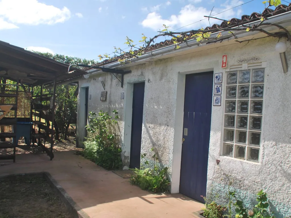 Cabaña con fachada deteriorada del Camping Quinta das Laranjeiras, Ribeira Grande (Açores)