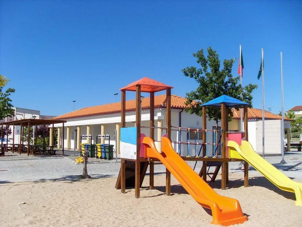 Parque infantil con toboganes y edificios de servicios del Camping Municipal de Mêda, Mêda (Guarda)