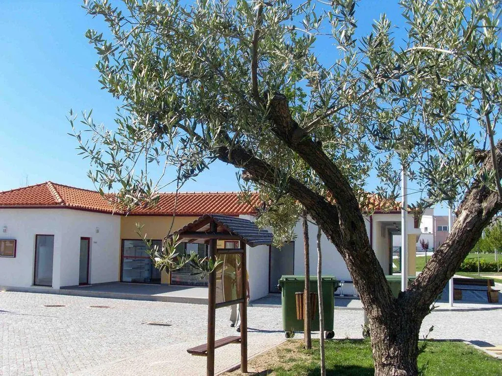 Recepción y servicios con zona ajardinada del Camping Municipal de Mêda, Mêda (Guarda)