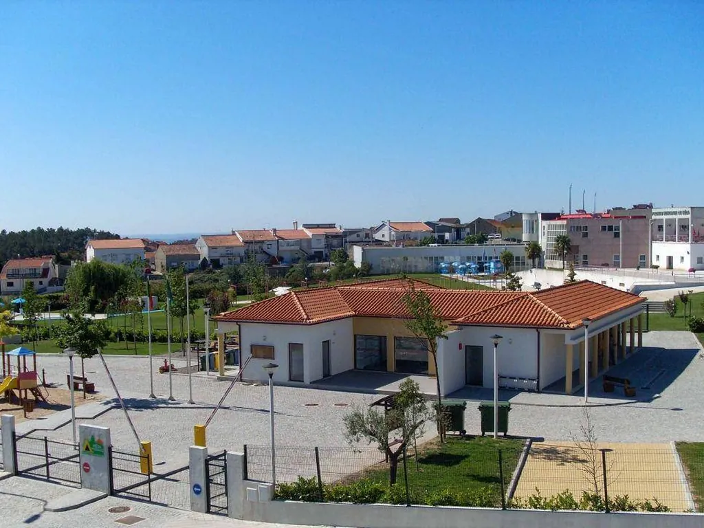 Recepción y servicios con parque infantil del Camping Municipal de Mêda, Mêda (Guarda)
