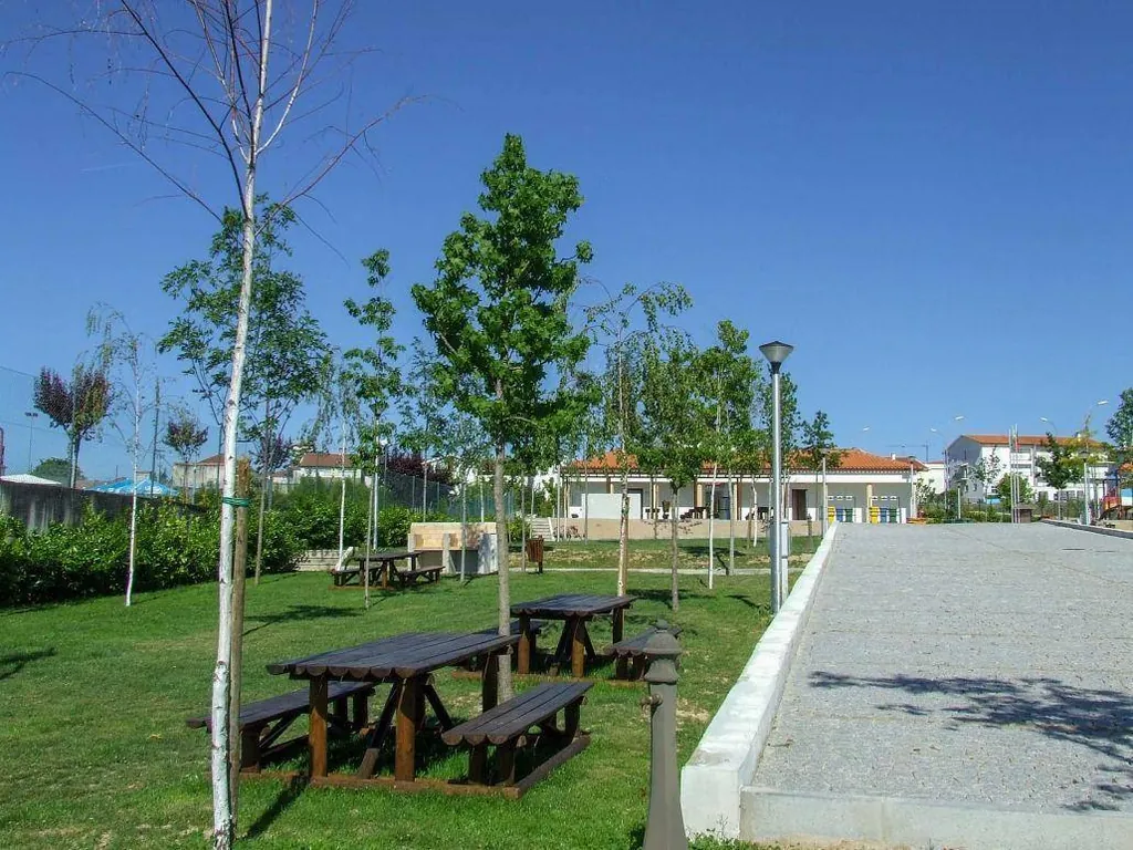 Parcela con zona de picnic y árboles del Camping Municipal de Mêda, Mêda (Guarda)