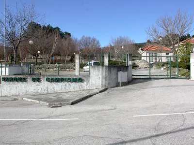 Recepción y entrada del recinto del Camping Virgílio António de Miranda, Boticas (Vila Real)