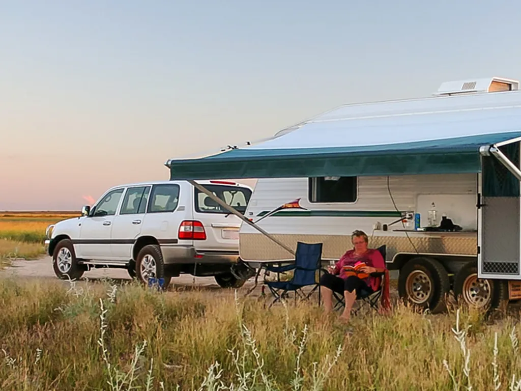Parcela con mobil-home y vehículo del Camping Alqueva Rural Eco, Vidigueira (Beja)