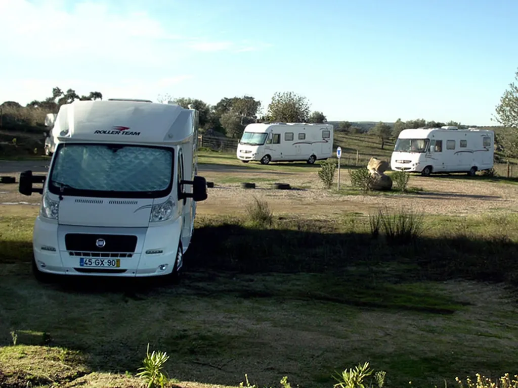 Parcela con mobil-home y vistas al entorno natural del Camping Alqueva Rural Eco, Vidigueira (Beja)