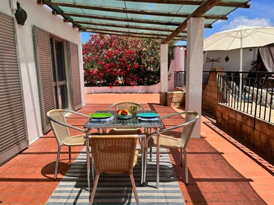Bungalow con terraza y vistas a flores rojas del Camping The Lemon Tree Villa, Olhão (Faro)