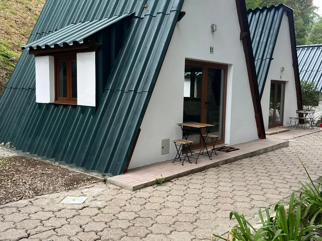 Glamping con tejado inclinado y terraza privada del Camping Refúgio do Pezo, Melgaço (Viana Do Castelo)