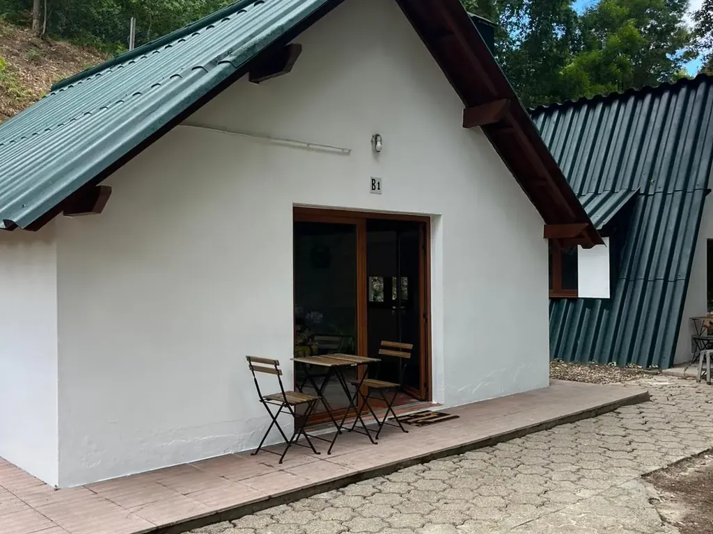 Bungalow con terraza y zona de estar del Camping Refúgio do Pezo, Melgaço (Viana Do Castelo)