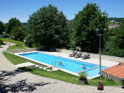 Piscina con vistas a la montaña del Camping Arco, Cabeceiras de Basto (Braga)