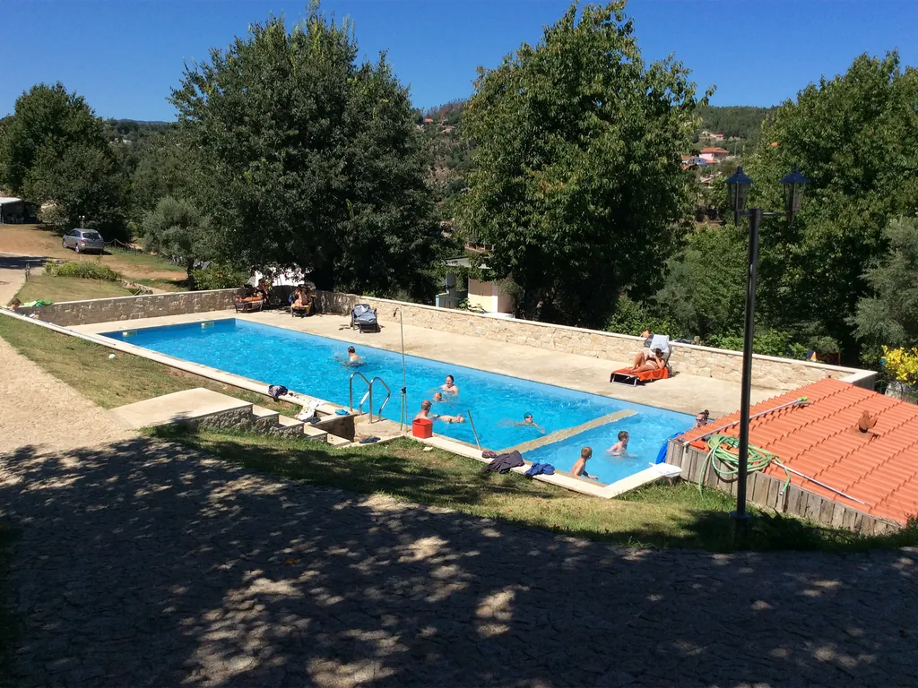 Piscina con vistas a la montaña del Camping Arco, Cabeceiras de Basto (Braga)