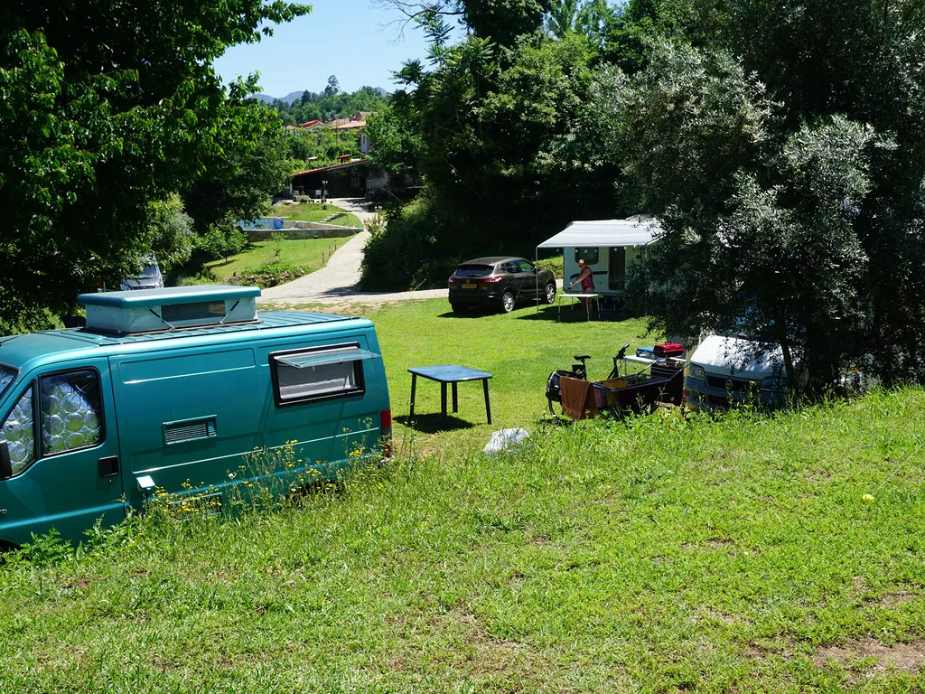 Parcela con mobil-home y vistas a la montaña del Camping Arco, Cabeceiras de Basto (Braga)