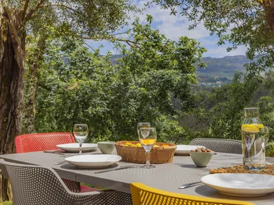 Restaurante con vistas a la montaña, terraza entre árboles del Camping Quinta dos Moinhos, Cabeceiras de Basto (Braga)