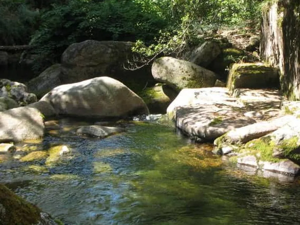 Río con rocas y vegetación frondosa del Camping Quinta Vale dos Moinhos - Parque de Campismo Rural, Terras de Bouro / Vilar da Veiga (Braga)