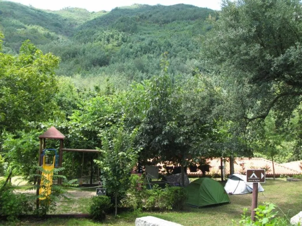 Parcela con tienda de acampada en sierra arbolada del Camping Quinta Vale dos Moinhos - Parque de Campismo Rural, Terras de Bouro / Vilar da Veiga (Braga)