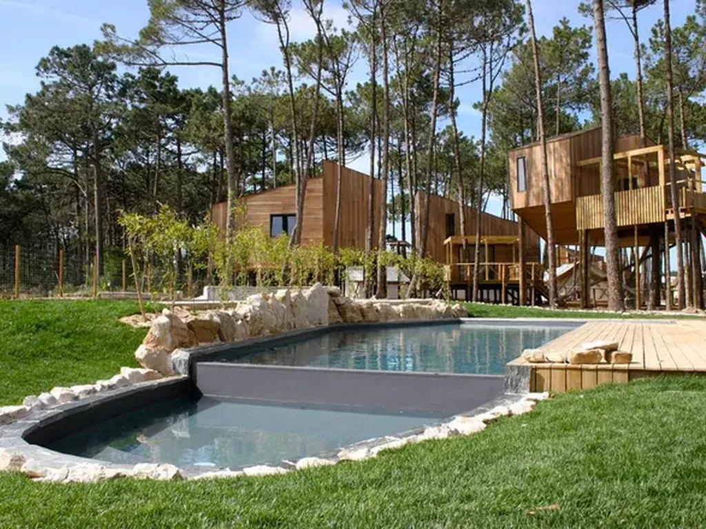 Glamping con piscina y jacuzzi en entorno forestal del Camping Bukubaki Eco Surf Resort, Peniche (Leiria)