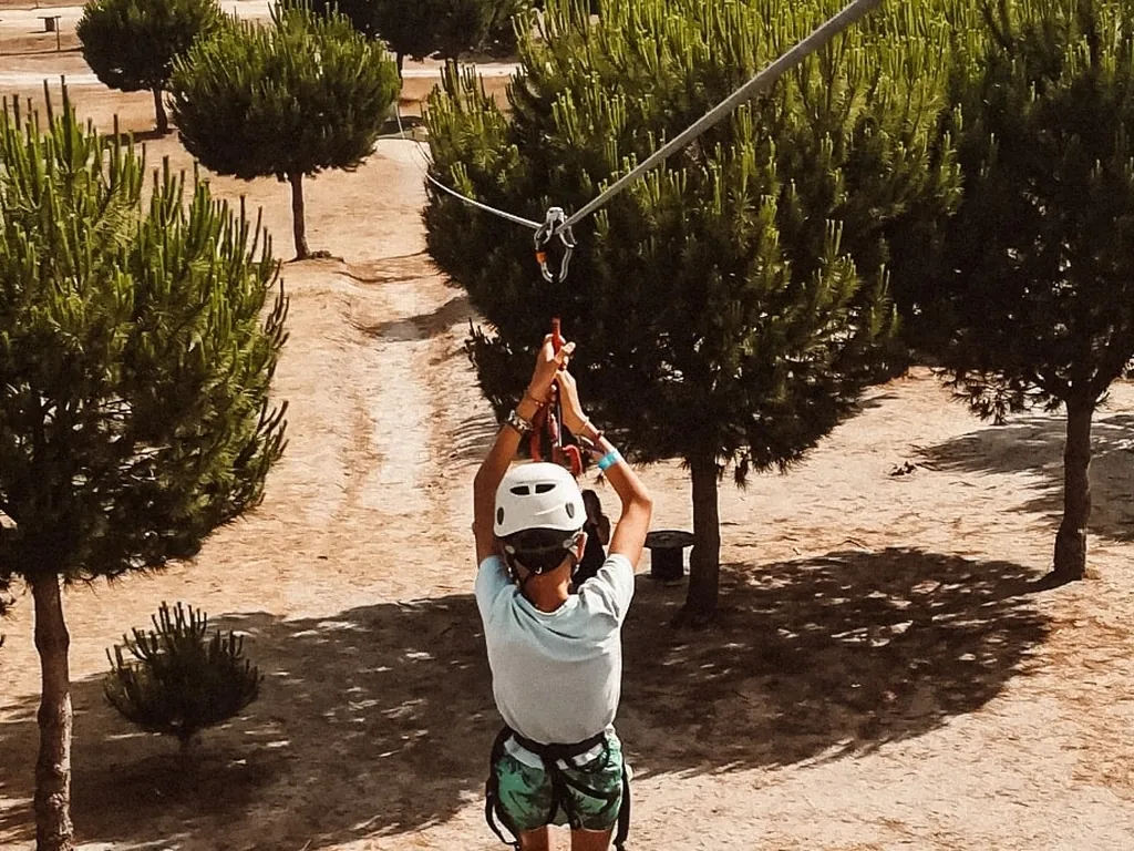 Tirolina entre árboles en el recinto del Camping Sirius Park, Montijo (Setúbal)