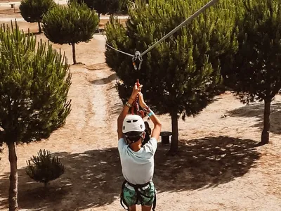 Tirolina entre árboles en el recinto del Camping Sirius Park, Montijo (Setúbal)