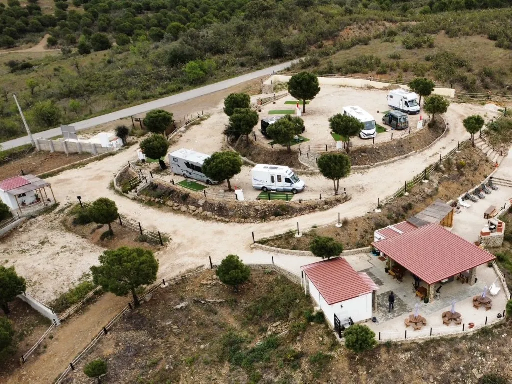 Parcelas con mobil-home en sierra, vista aérea del recinto del Camping Shamwari Hilltop Retreat, Alcoutim (Faro)