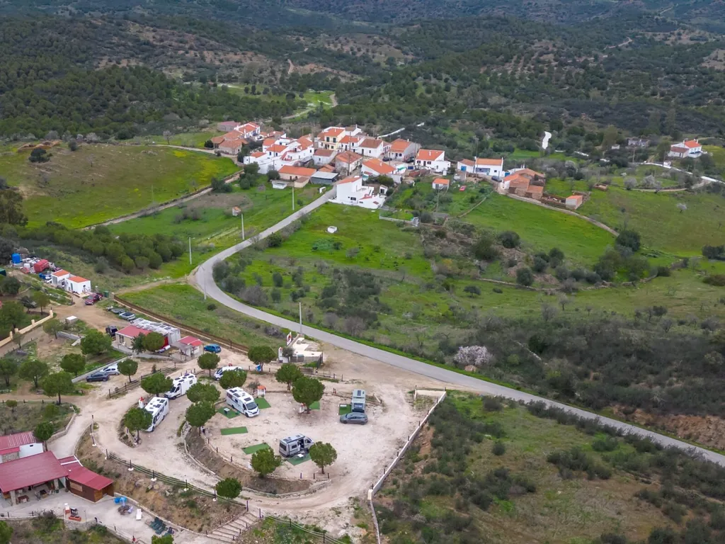 Parcelas junto al río con vistas a la sierra del Camping Shamwari Hilltop Retreat, Alcoutim (Faro)