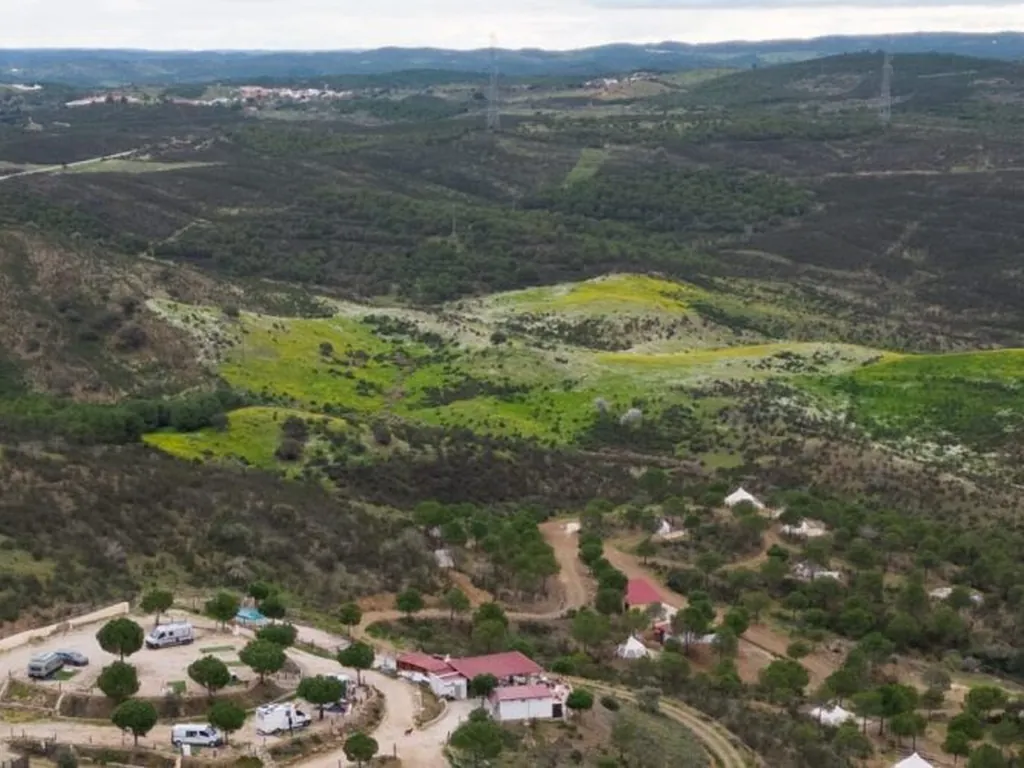 Montaña con parcelas y piscina vista aérea del Camping Shamwari Hilltop Retreat, Alcoutim (Faro)