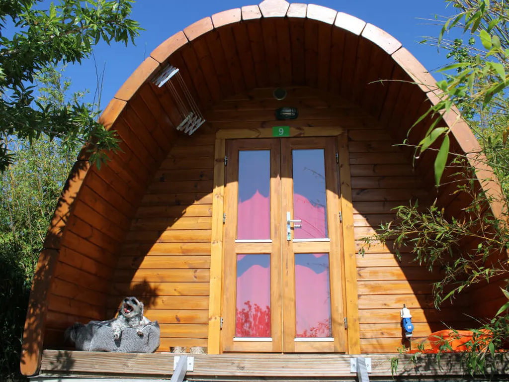 Glamping tipi de madera con techo curvado del Camping Sorte Verde - Alentejo Tourism, Reguengos de Monsaraz (Évora)