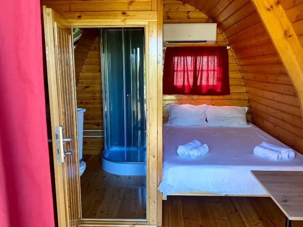 Glamping interior con ducha y cama doble del Camping Sorte Verde - Alentejo Tourism, Reguengos de Monsaraz (Évora)