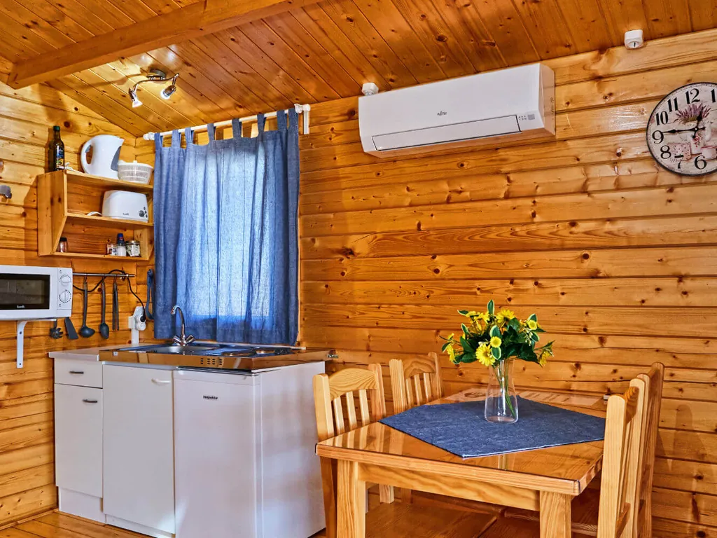 Cabaña interior con cocina y zona de comedor del Camping Sorte Verde - Alentejo Tourism, Reguengos de Monsaraz (Évora)