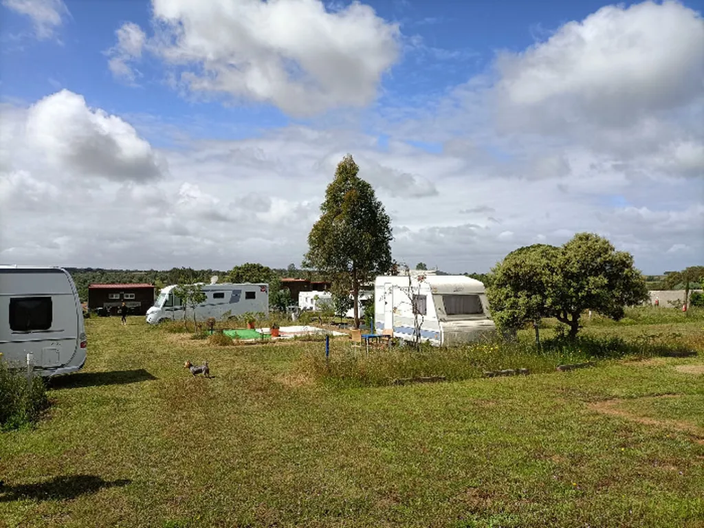 Parcela con mobil-home y espacios naturales del Camping Terra Nua - Parque de Campismo e Caravanismo Naturista, Aljustrel (Beja)