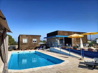 Piscina con bungalow y bar del Camping Terra Nua - Parque de Campismo e Caravanismo Naturista, Aljustrel (Beja)