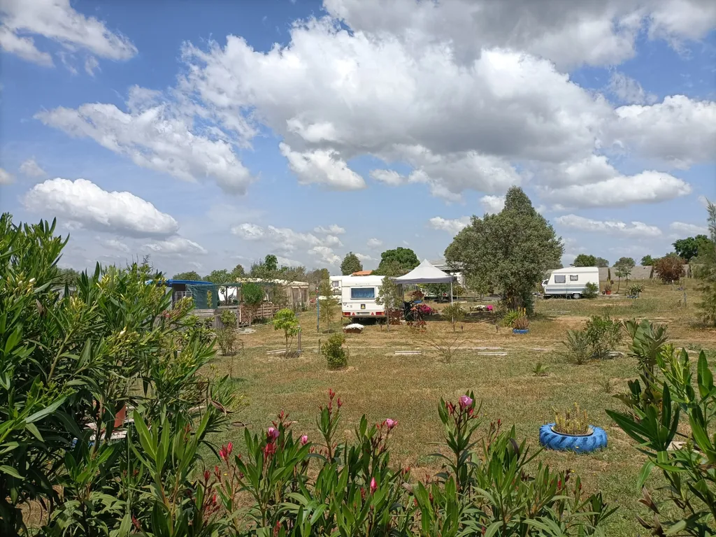 Parcela con mobil-home y tienda de campaña del Camping Terra Nua - Parque de Campismo e Caravanismo Naturista, Aljustrel (Beja)