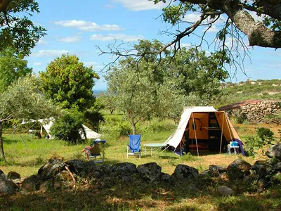 Tienda de acampada junto al mar con vistas a la costa del Camping Quinta do Maral - Espaço de Férias Naturista, Marvão (Portalegre)