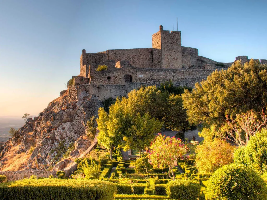 Entorno con vistas al castillo medieval en la sierra del Camping Quinta do Maral - Espaço de Férias Naturista, Marvão (Portalegre)