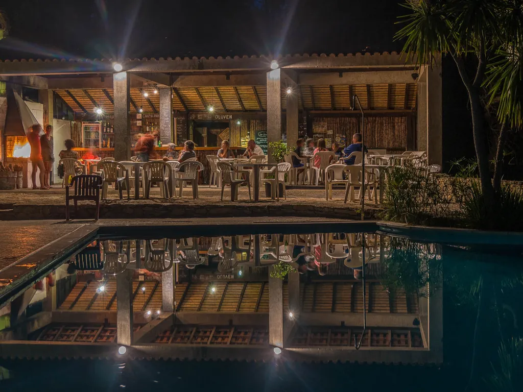 Piscina con bar y restaurante nocturno, ambiente animado del Camping Quinta da Cerca, Tábua (Coimbra)
