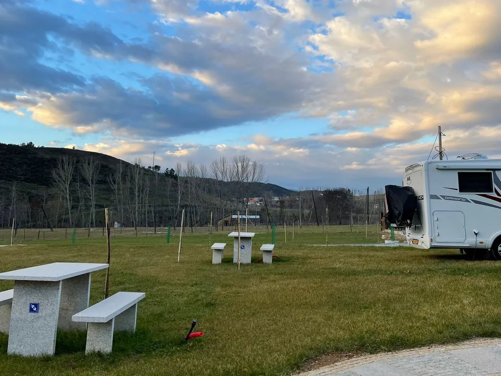Parcela con mobil-home y vistas a la montaña del Camping Montesinho Eco-Resort, Bragança (Braga)