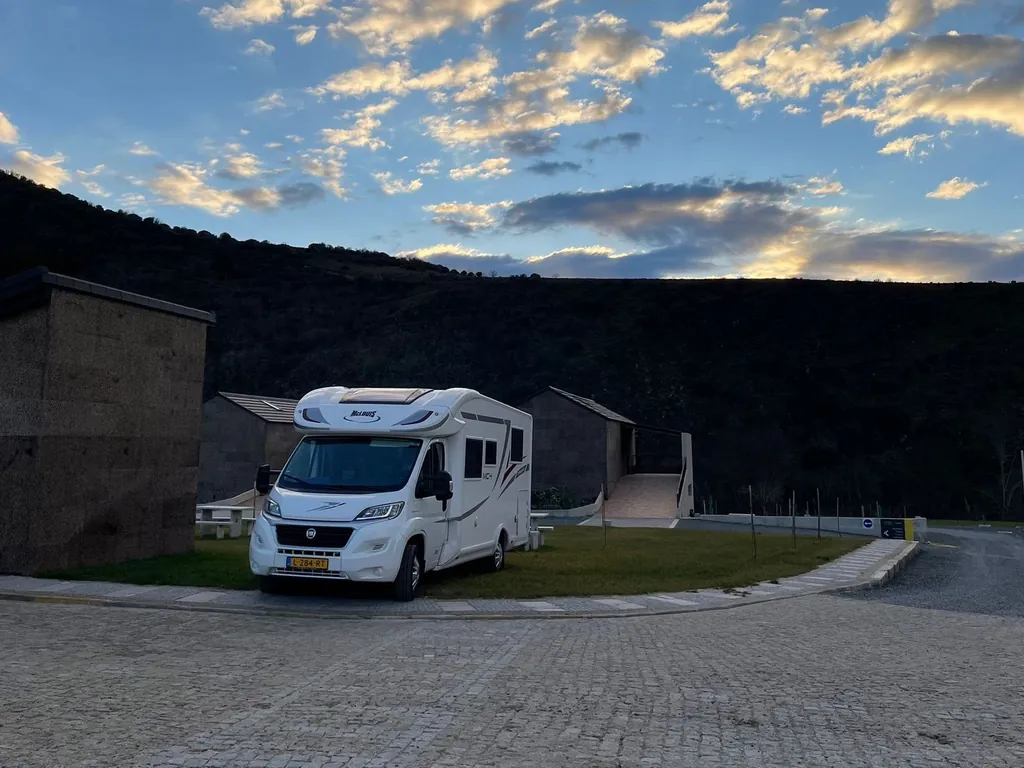 Mobil-home en parcela con vistas a la montaña al atardecer del Camping Montesinho Eco-Resort, Bragança (Braga)