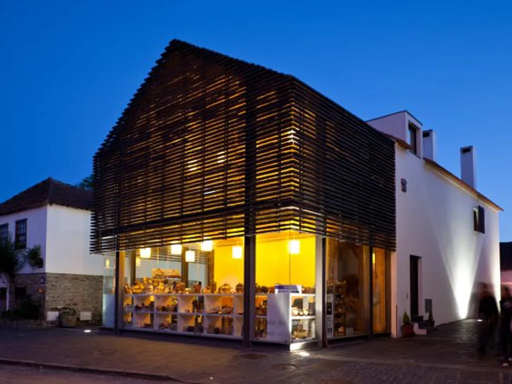 Restaurante bar iluminado al atardecer del Camping Montesinho Eco-Resort, Bragança (Braga)