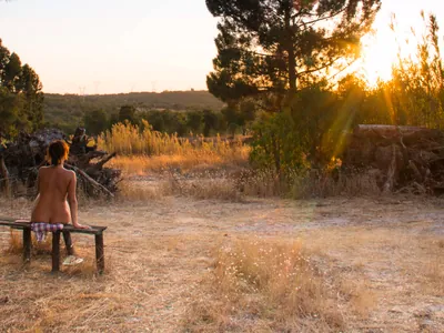 Parcela con vistas a la sierra al atardecer del Camping Monte Naturista O Barão, Ferreira do Alentejo (Beja)
